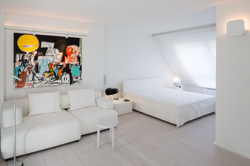 Large scandinavian master loft bedroom in Berlin with white walls, light hardwood flooring and no fireplace.