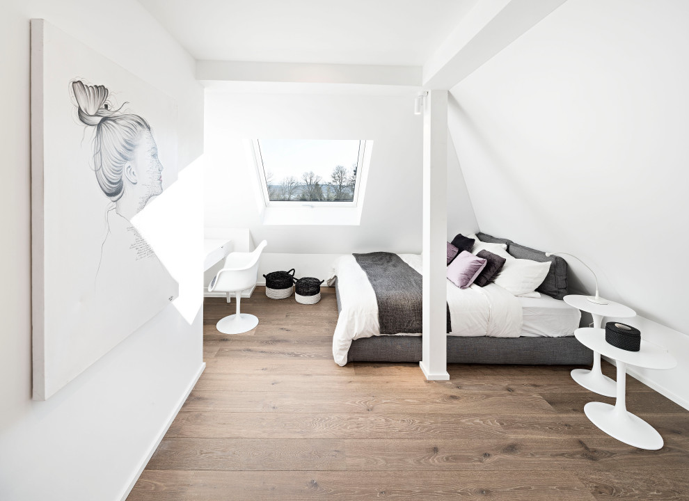 Mittelgroßes Modernes Gästezimmer mit weißer Wandfarbe und gebeiztem Holzboden in München