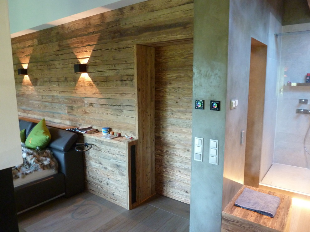 Geräumiges Landhaus Hauptschlafzimmer mit bunten Wänden und braunem Holzboden in München