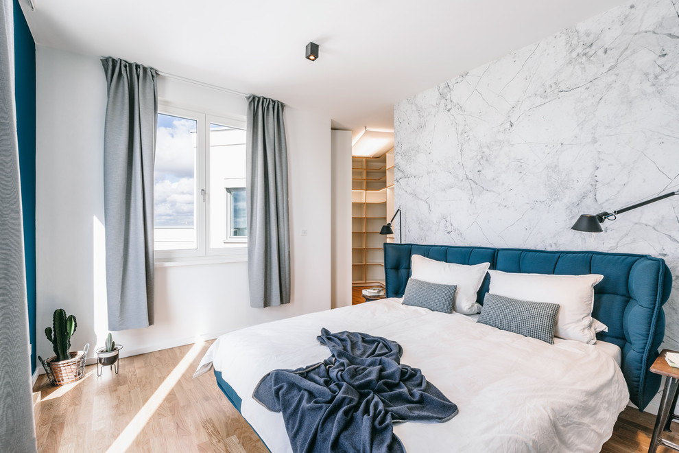 Modernes Gästezimmer ohne Kamin mit weißer Wandfarbe, hellem Holzboden und beigem Boden in Berlin