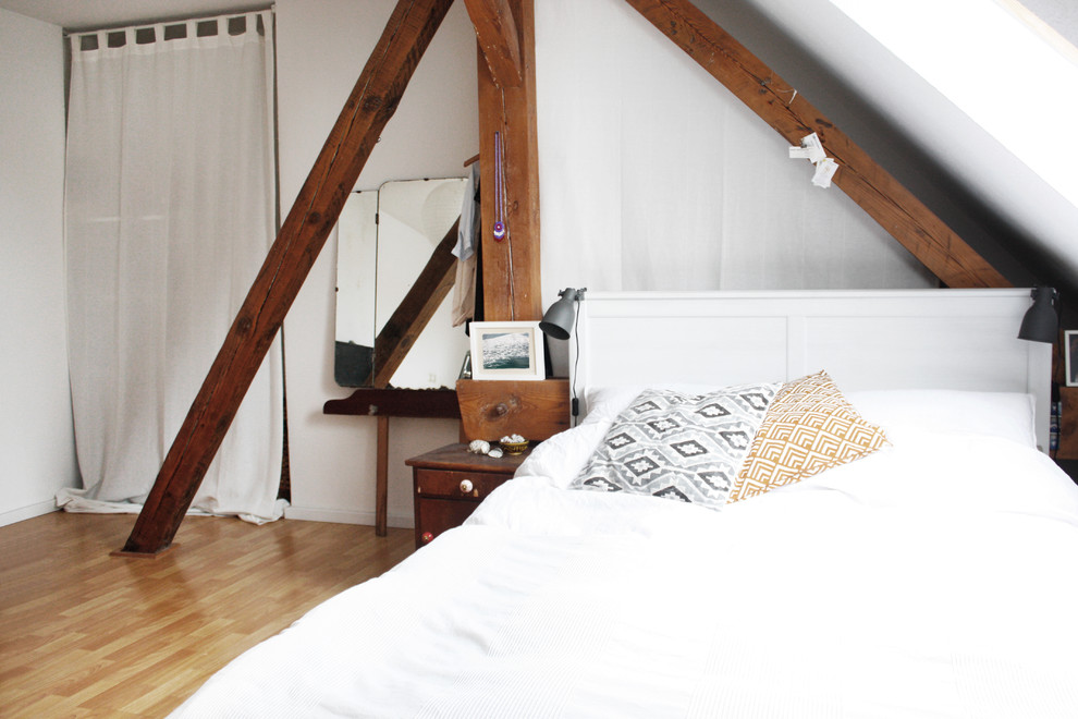 Kleines Skandinavisches Schlafzimmer mit weißer Wandfarbe und hellem Holzboden in Berlin