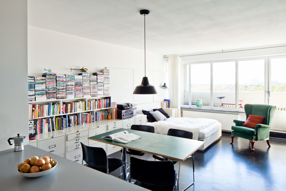 Kleines Modernes Schlafzimmer ohne Kamin mit weißer Wandfarbe in Berlin