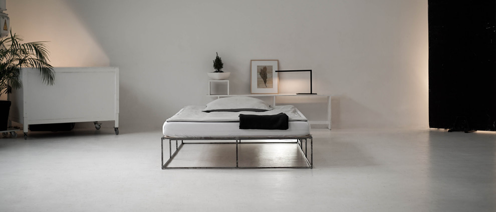 Ejemplo de dormitorio moderno de tamaño medio con paredes blancas y suelo blanco