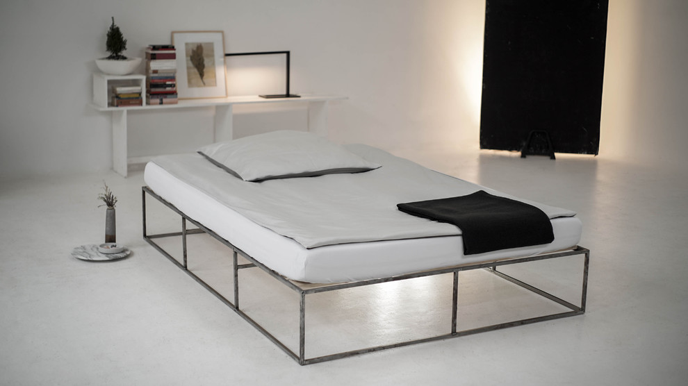 Imagen de dormitorio moderno con paredes blancas y suelo blanco