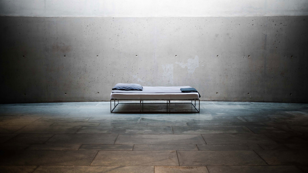 Ispirazione per una camera da letto stile loft moderna di medie dimensioni con pavimento in marmo