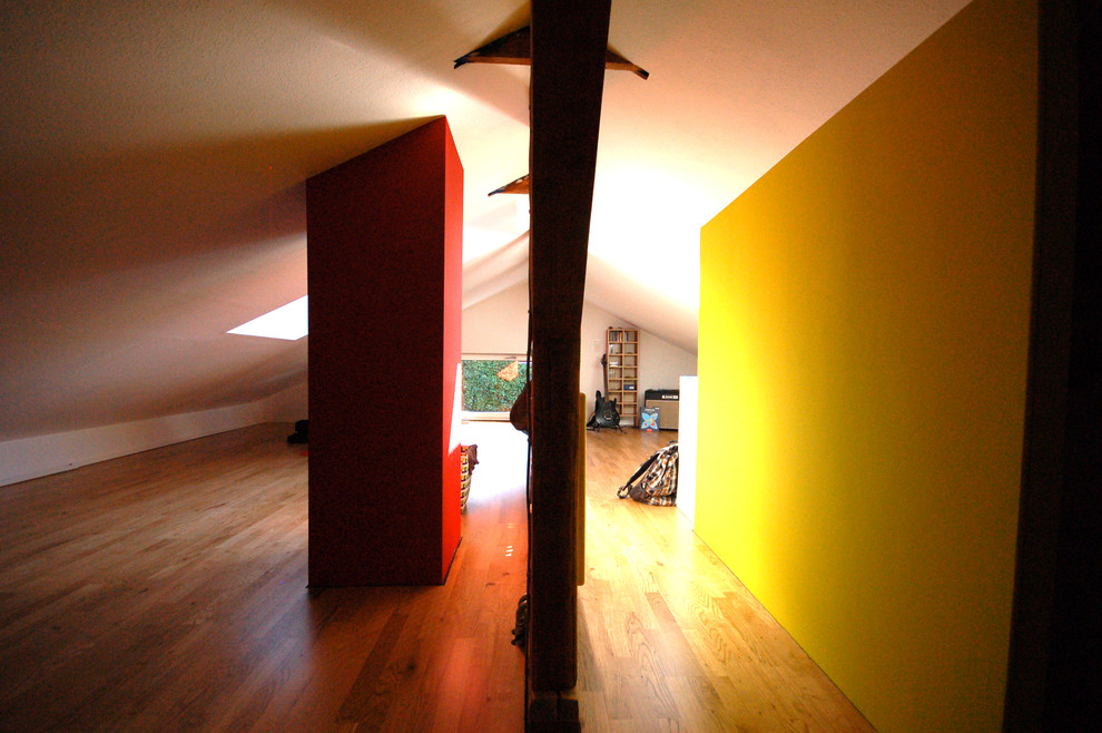 Свежая идея для дизайна: спальня среднего размера на антресоли в современном стиле с разноцветными стенами - отличное фото интерьера