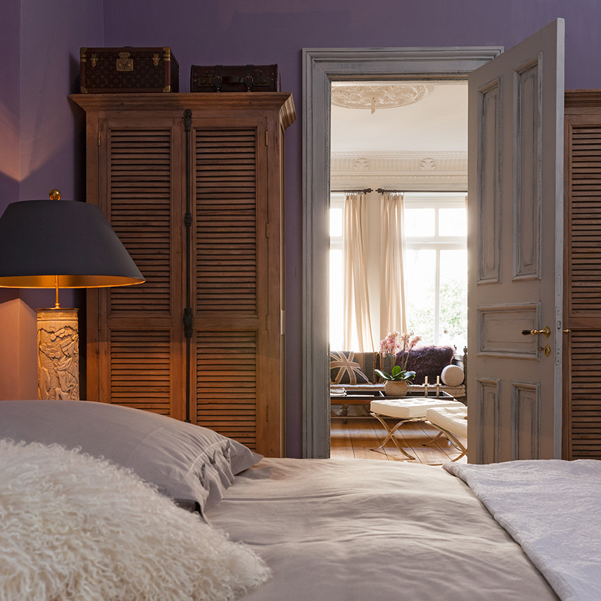 Inspiration för ett lantligt sovrum, med lila väggar