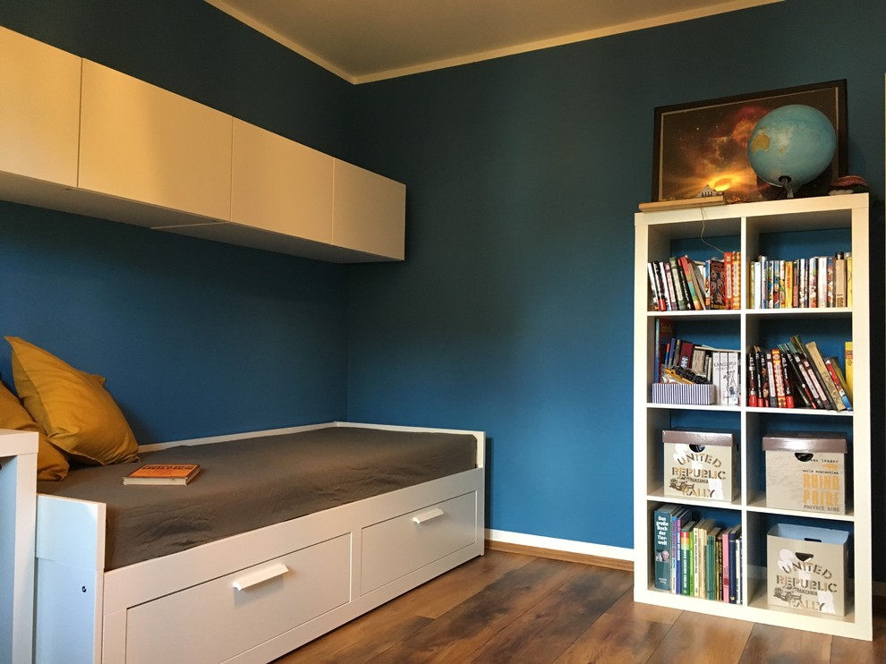 Kleines Modernes Schlafzimmer mit blauer Wandfarbe, Laminat und braunem Boden in München