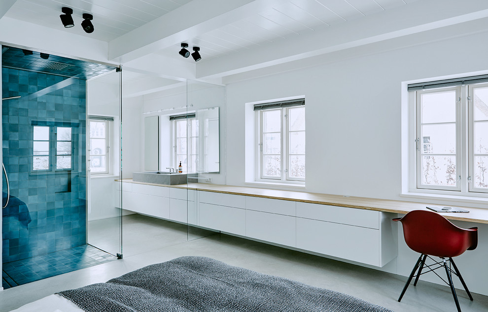 Großes Modernes Schlafzimmer ohne Kamin mit weißer Wandfarbe in Sonstige