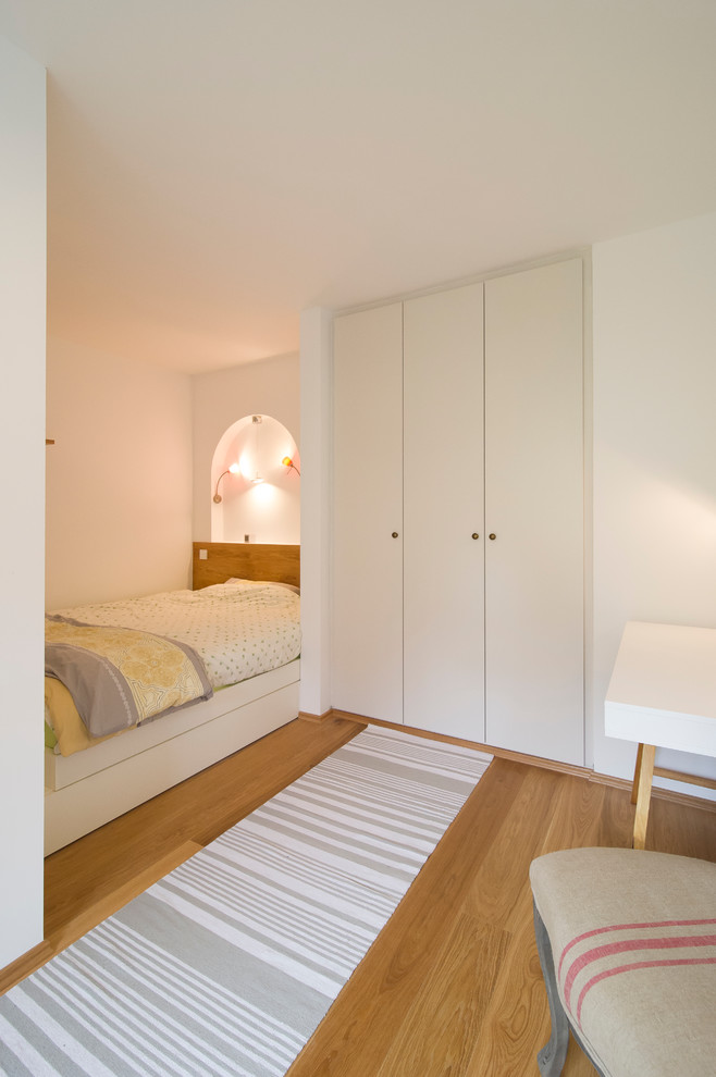 Идея дизайна: маленькая хозяйская спальня в современном стиле с белыми стенами и паркетным полом среднего тона без камина для на участке и в саду