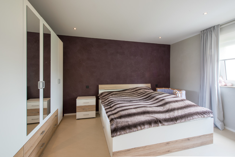 Geräumiges Modernes Hauptschlafzimmer mit Betonboden, beigem Boden und lila Wandfarbe in Köln