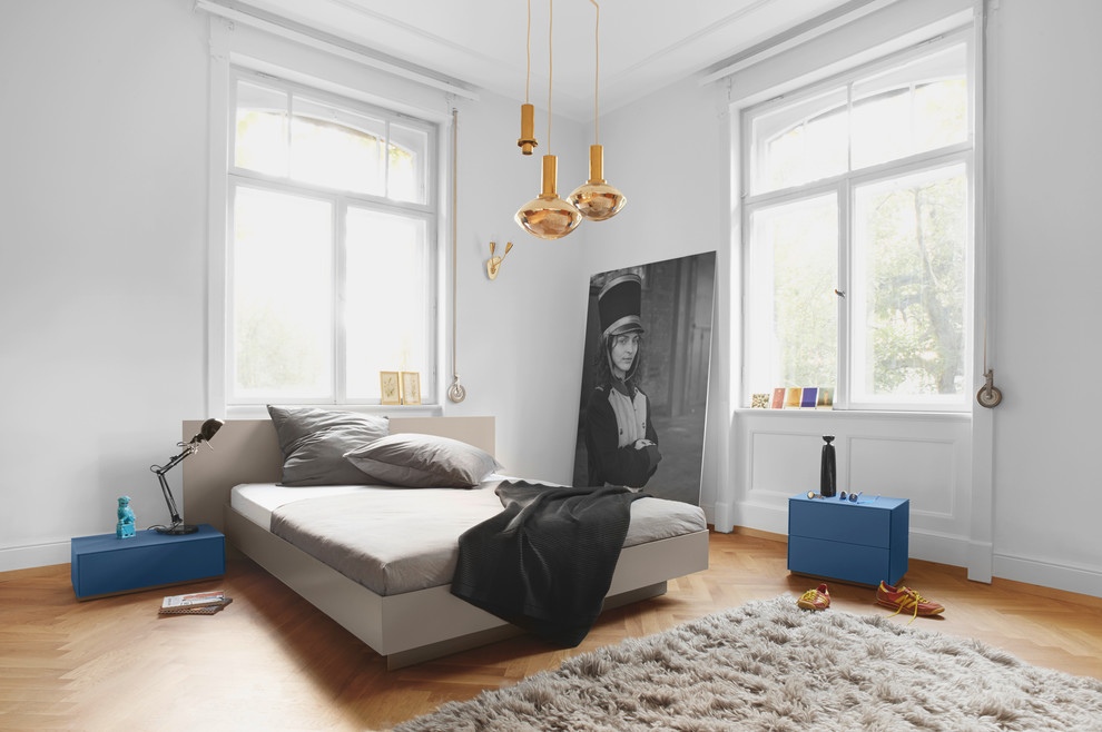 Mittelgroßes Modernes Hauptschlafzimmer mit weißer Wandfarbe und hellem Holzboden in Stuttgart