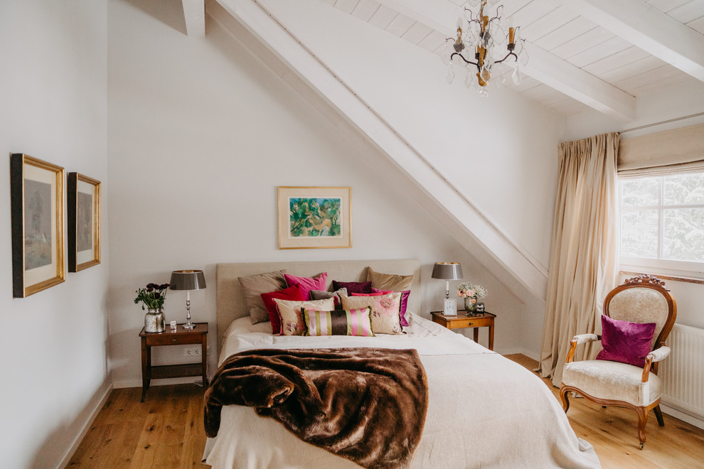 Foto de dormitorio tradicional con paredes blancas, suelo de madera en tonos medios y suelo marrón
