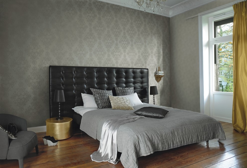 Источник вдохновения для домашнего уюта: хозяйская спальня среднего размера в классическом стиле с серыми стенами и паркетным полом среднего тона без камина