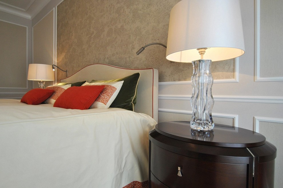 Ejemplo de dormitorio principal tradicional de tamaño medio sin chimenea con paredes beige, suelo de madera en tonos medios y suelo beige