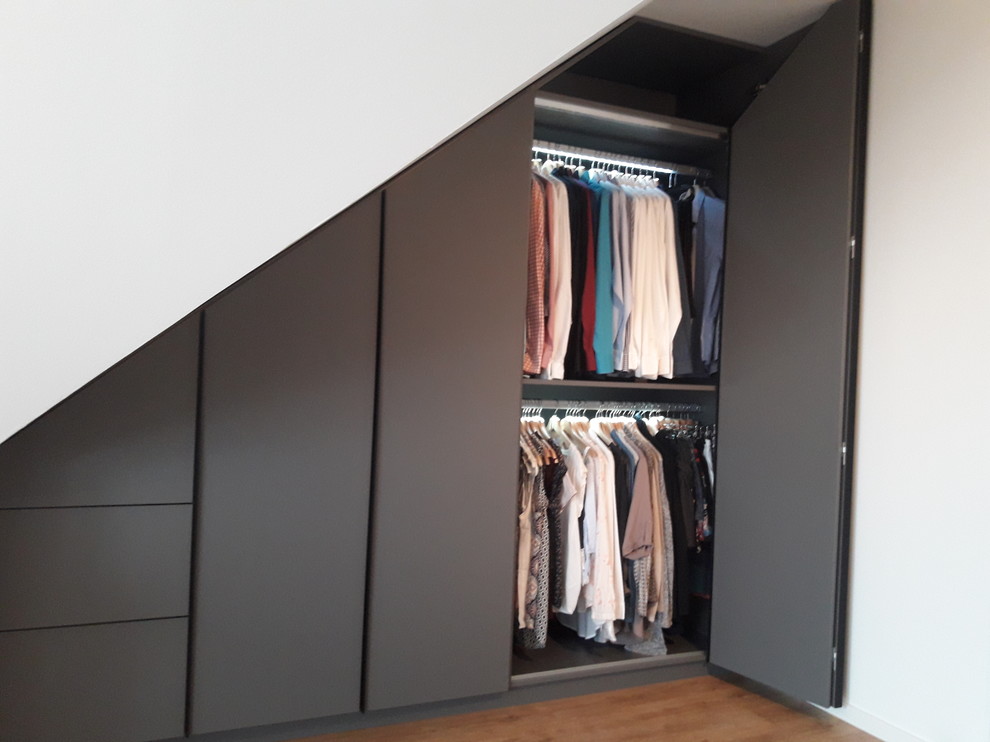Imagen de armario y vestidor actual extra grande con suelo vinílico