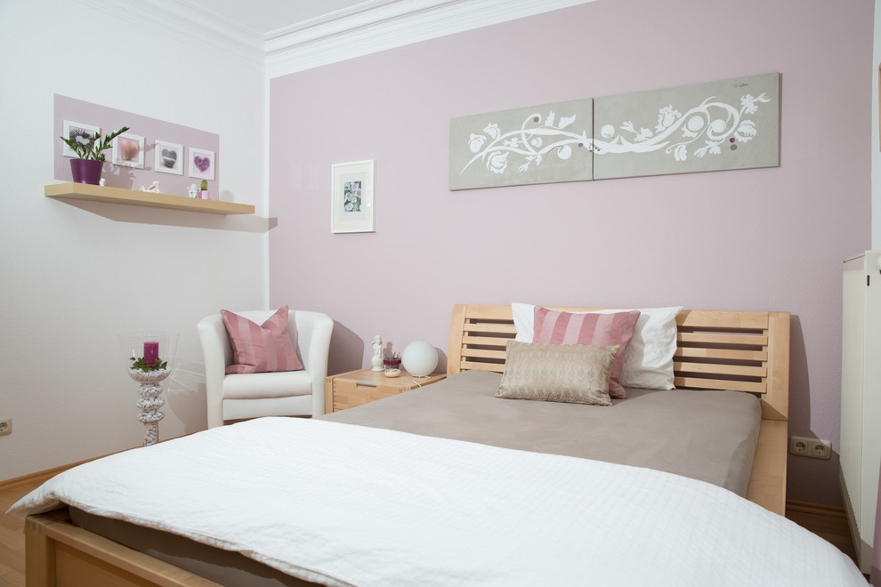 На фото: маленькая хозяйская спальня в стиле кантри с фиолетовыми стенами и паркетным полом среднего тона без камина для на участке и в саду с