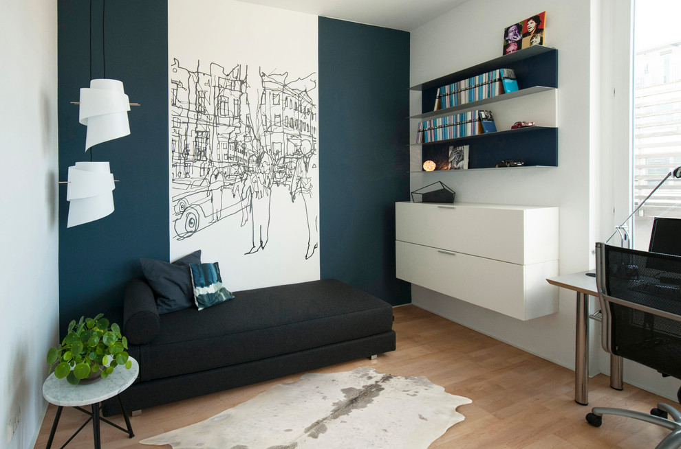 Ejemplo de habitación de invitados contemporánea pequeña con paredes azules, suelo de madera en tonos medios y suelo marrón