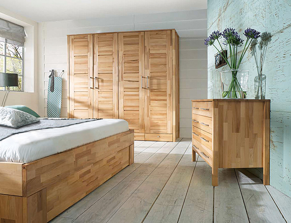 Mittelgroßes Modernes Schlafzimmer ohne Kamin mit blauer Wandfarbe und hellem Holzboden in Stuttgart