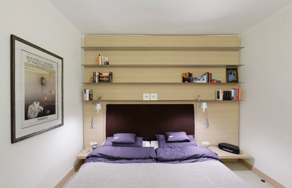 Small contemporary grey and purple bedroom in Hamburg with white walls, carpet and no fireplace.