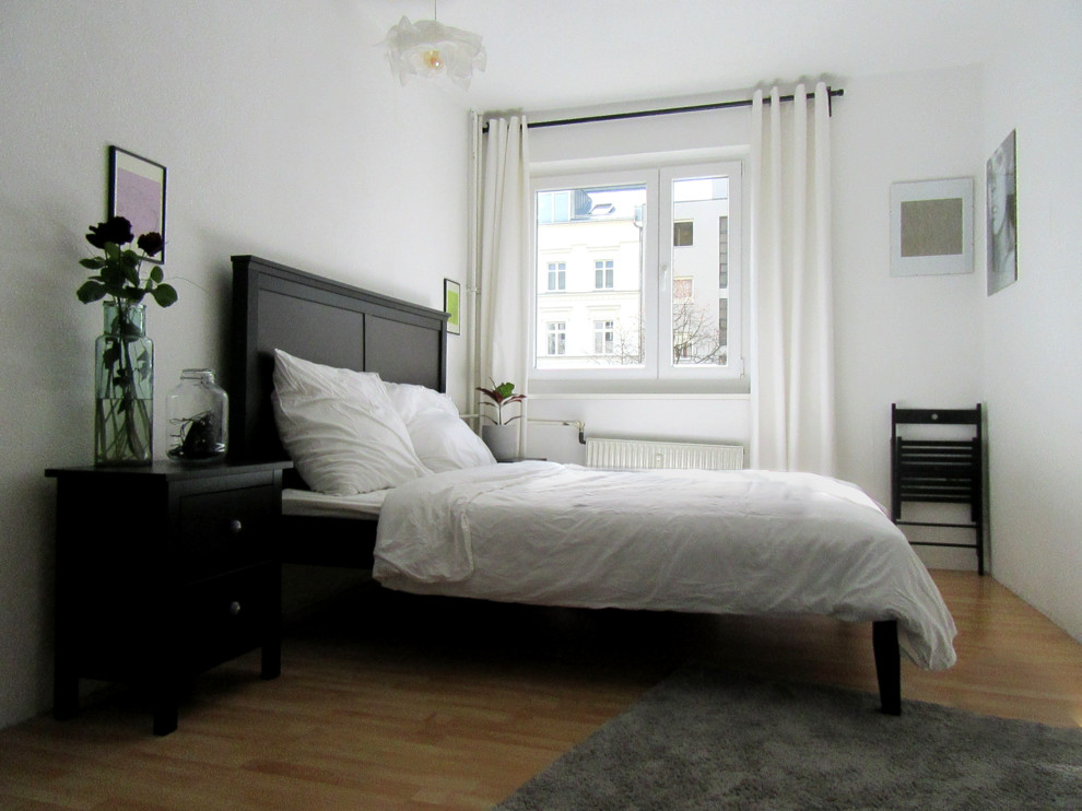 Kleines Klassisches Schlafzimmer mit weißer Wandfarbe in Berlin
