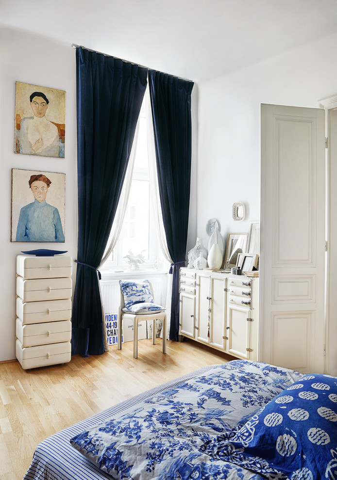 ベルリンにある中くらいなエクレクティックスタイルのおしゃれな主寝室 (白い壁、淡色無垢フローリング、ベージュの床、暖炉なし、青いカーテン) のレイアウト