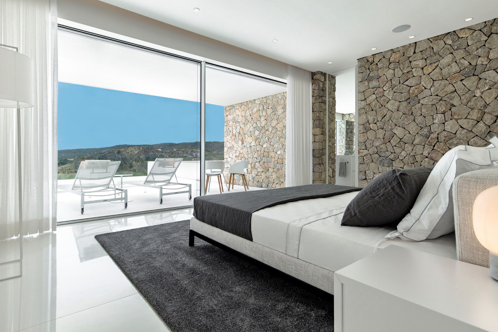 Стильный дизайн: большая хозяйская спальня в современном стиле с белым полом - последний тренд