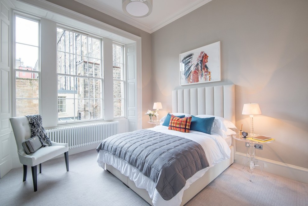 Foto de dormitorio principal contemporáneo de tamaño medio sin chimenea con paredes beige, moqueta y suelo beige