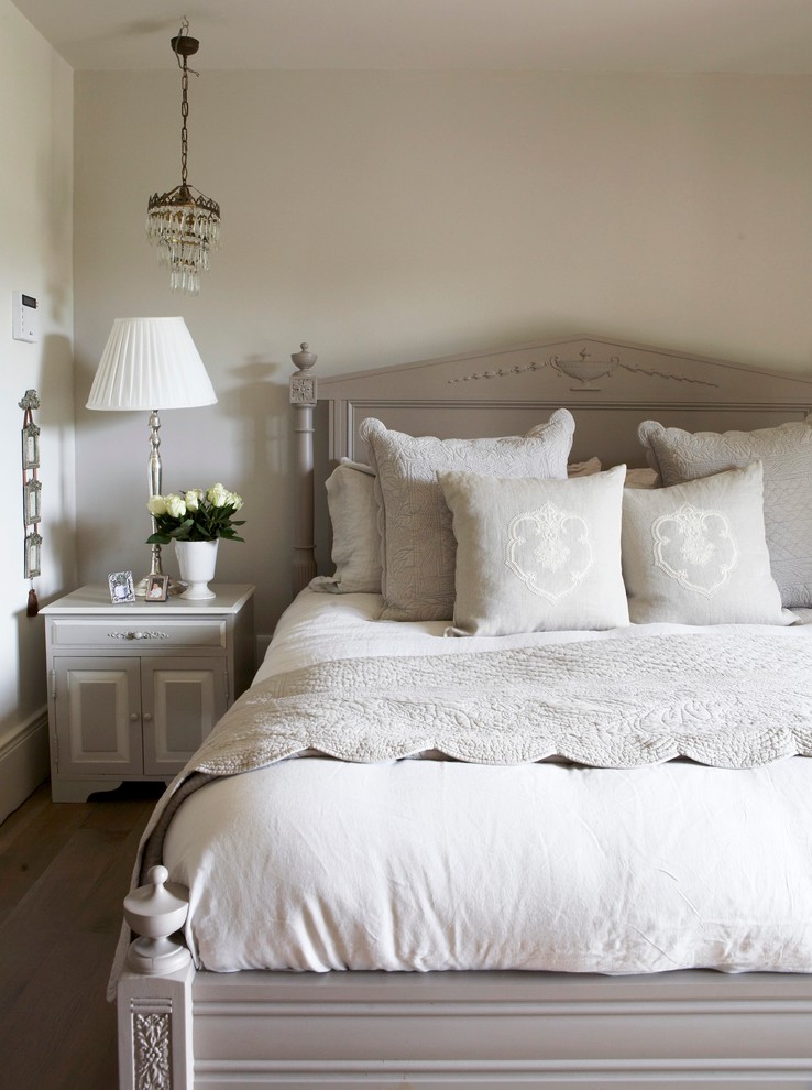 Стильный дизайн: хозяйская спальня в стиле кантри с темным паркетным полом и серыми стенами - последний тренд