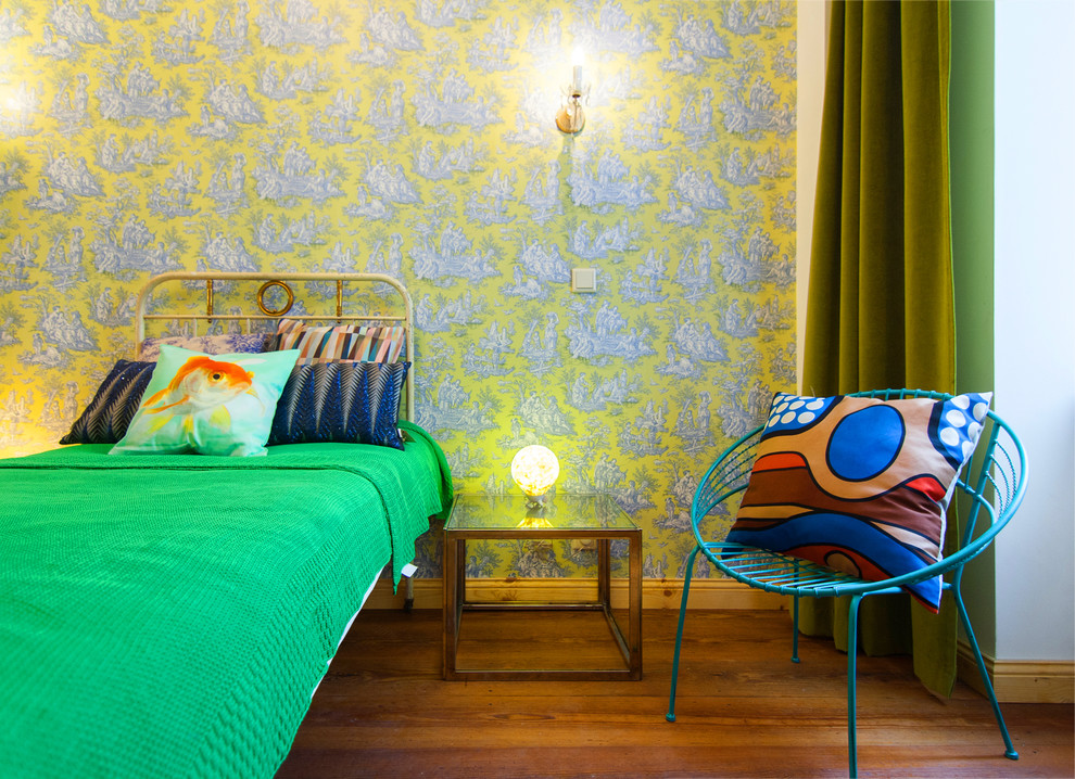 На фото: гостевая спальня среднего размера, (комната для гостей) в стиле фьюжн с зелеными стенами и темным паркетным полом с