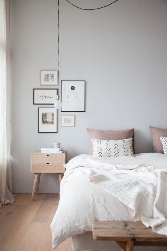 Стильный дизайн: маленькая хозяйская спальня в скандинавском стиле с серыми стенами, паркетным полом среднего тона и коричневым полом без камина для на участке и в саду - последний тренд