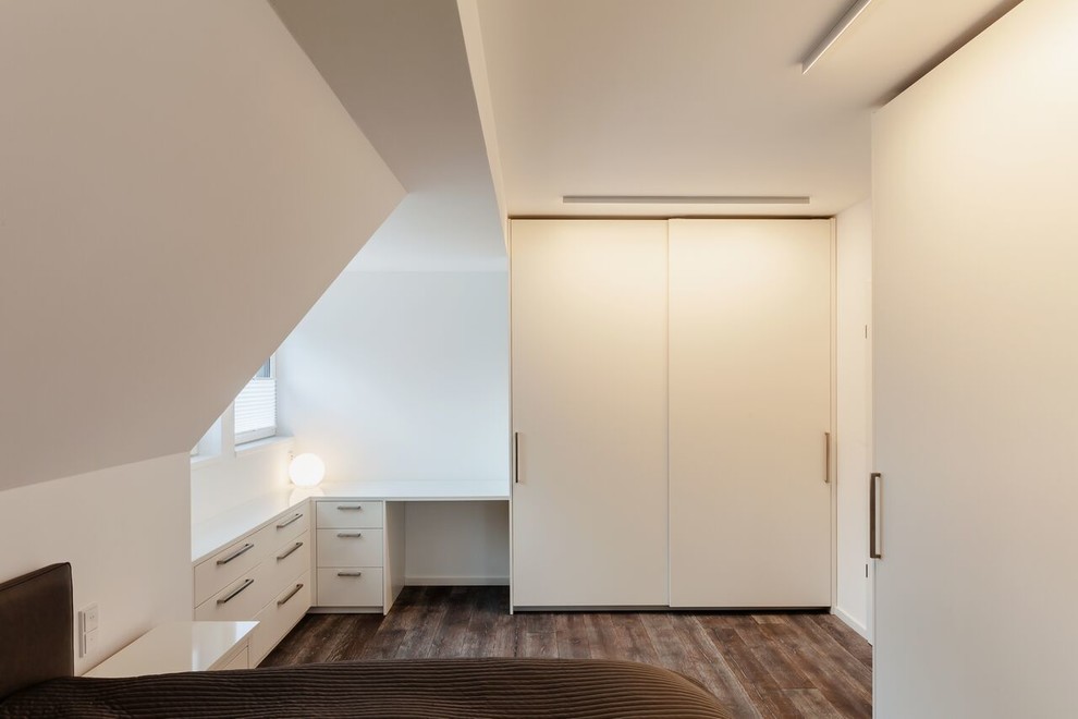 Mittelgroßes Modernes Hauptschlafzimmer mit weißer Wandfarbe und gebeiztem Holzboden in Dortmund