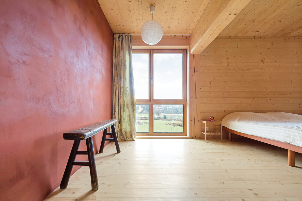 Esempio di un'ampia camera matrimoniale country con pareti rosse, parquet chiaro e pavimento beige