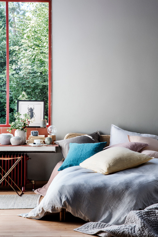 Industrial Schlafzimmer mit braunem Holzboden und grauer Wandfarbe in Dresden