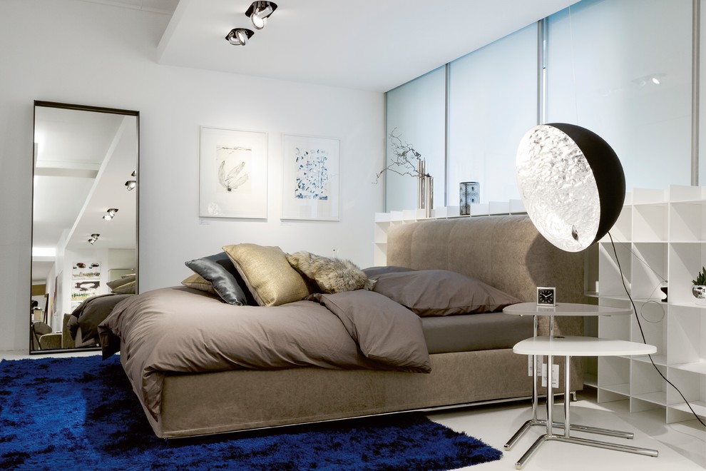 На фото: хозяйская спальня среднего размера в современном стиле с белыми стенами, полом из винила и белым полом без камина