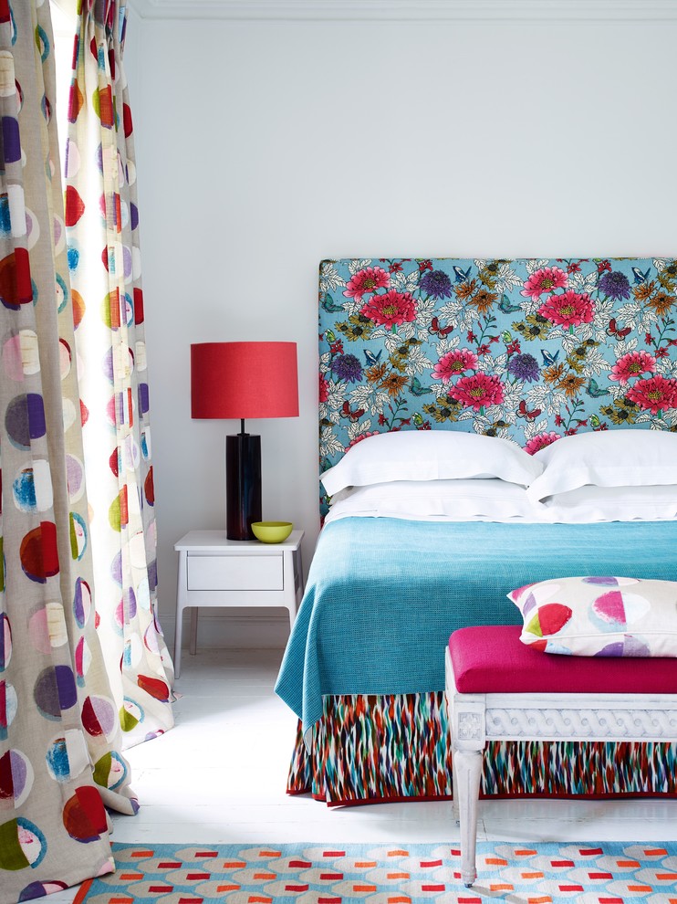 На фото: гостевая спальня среднего размера, (комната для гостей) в стиле фьюжн с белыми стенами и деревянным полом с