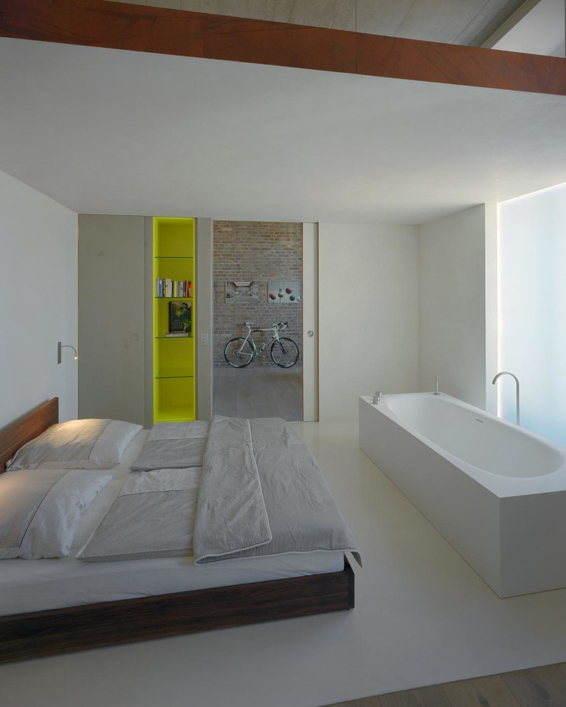 Esempio di una camera da letto industriale di medie dimensioni con pareti bianche e nessun camino