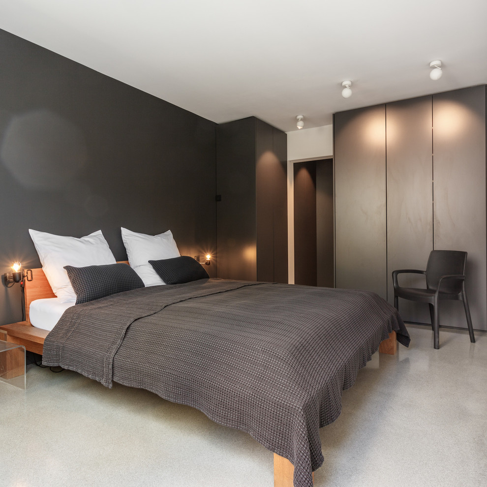 Свежая идея для дизайна: хозяйская спальня среднего размера в стиле модернизм с разноцветными стенами, ковровым покрытием и бежевым полом - отличное фото интерьера