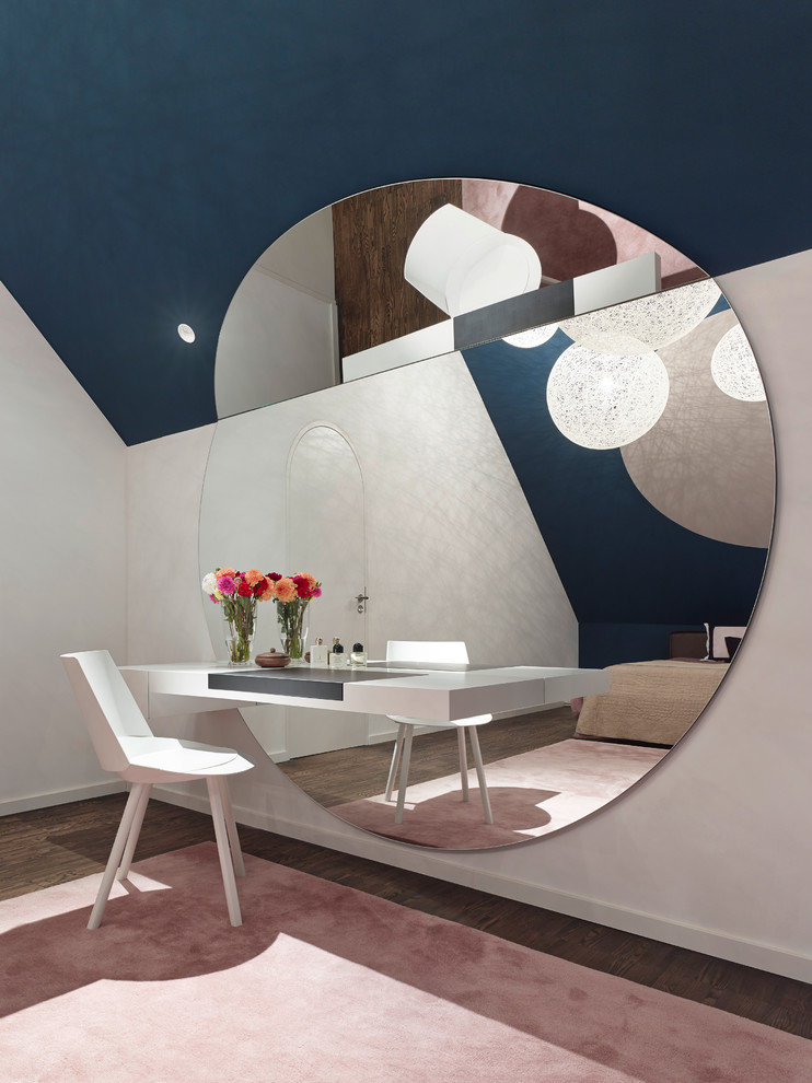 Mittelgroßes Modernes Hauptschlafzimmer ohne Kamin mit dunklem Holzboden und blauer Wandfarbe in Stuttgart