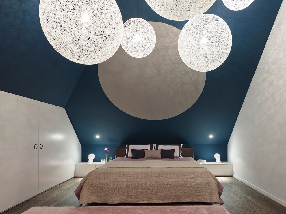 Großes Modernes Schlafzimmer ohne Kamin mit dunklem Holzboden und blauer Wandfarbe in Stuttgart