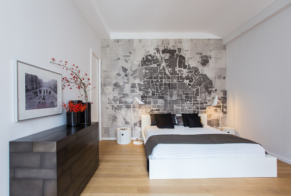 Mittelgroßes Modernes Hauptschlafzimmer ohne Kamin mit grauer Wandfarbe, hellem Holzboden und braunem Boden in Berlin