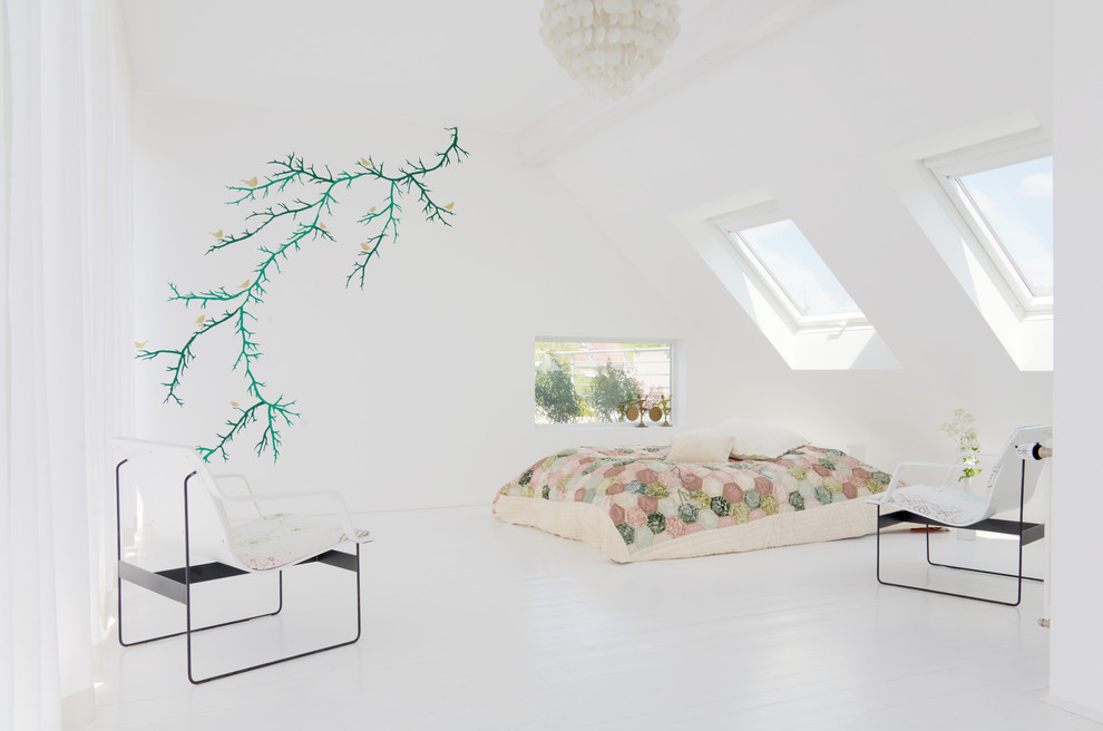 На фото: большая спальня на мансарде в стиле лофт с белыми стенами и светлым паркетным полом без камина с