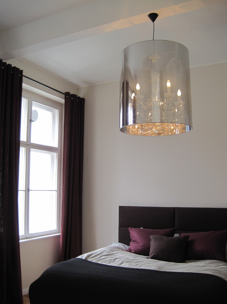 Ejemplo de habitación de invitados contemporánea de tamaño medio sin chimenea con paredes grises