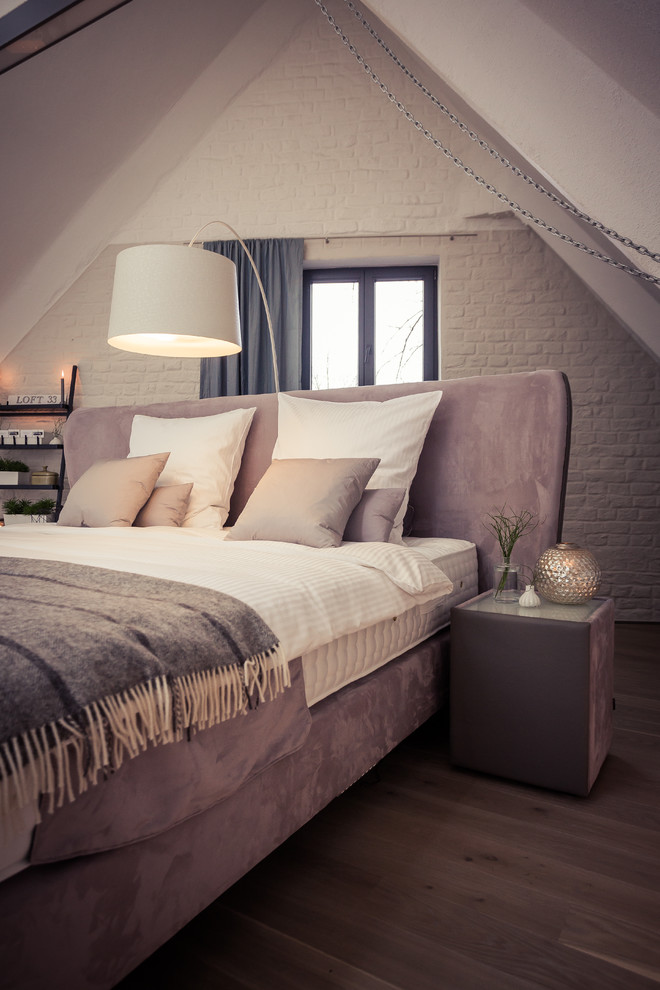 Mittelgroßes Modernes Schlafzimmer im Loft-Style mit beiger Wandfarbe und gebeiztem Holzboden in Köln