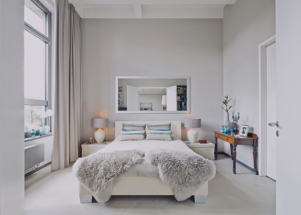 Foto de dormitorio principal contemporáneo de tamaño medio sin chimenea con paredes grises, suelo gris y suelo de cemento