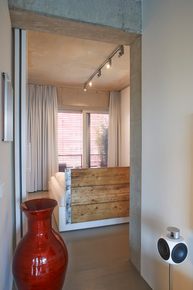 Идея дизайна: огромная спальня на антресоли в стиле лофт с серыми стенами, бетонным полом и серым полом