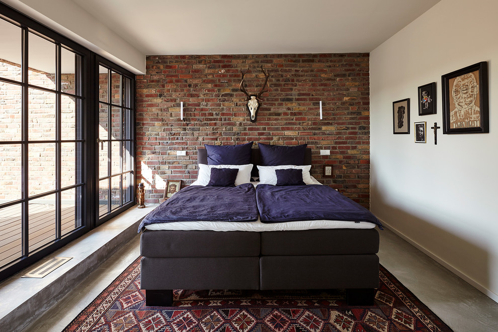 На фото: маленькая гостевая спальня (комната для гостей) в стиле лофт с разноцветными стенами, бетонным полом и серым полом для на участке и в саду с