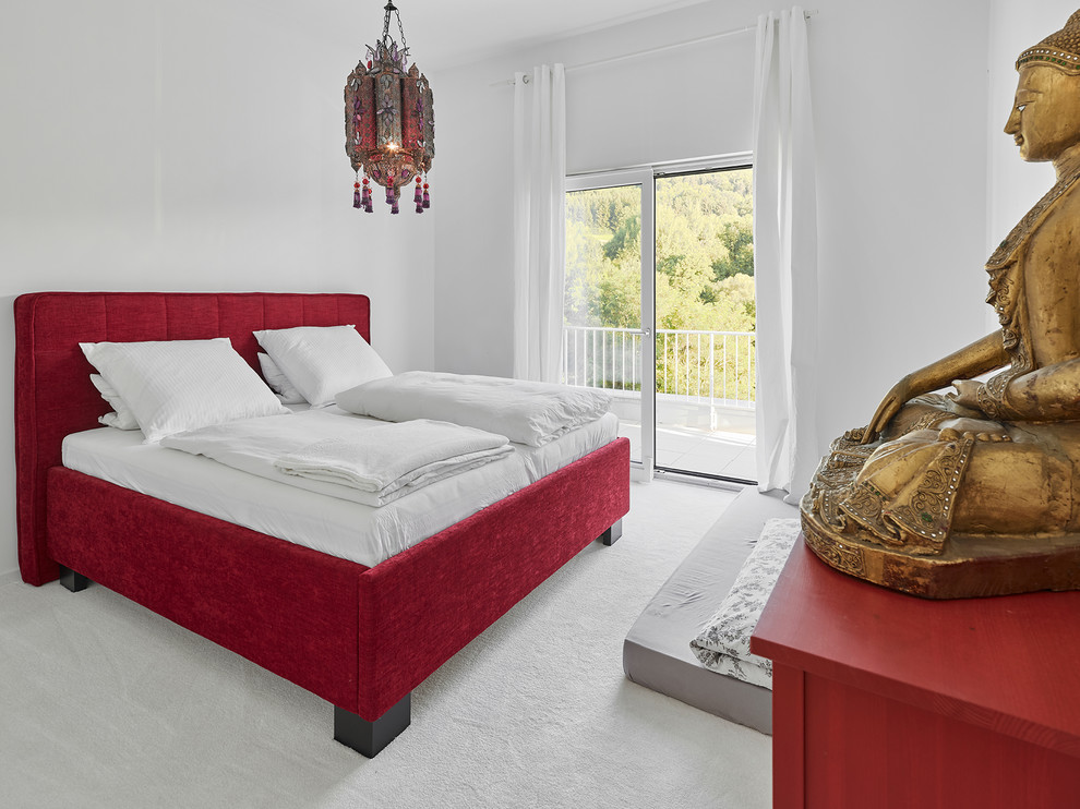 На фото: хозяйская спальня в стиле модернизм с белыми стенами, ковровым покрытием и белым полом без камина