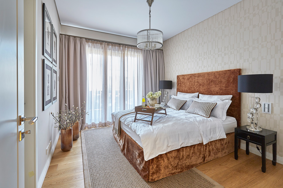 Mittelgroßes Modernes Schlafzimmer ohne Kamin mit beiger Wandfarbe, braunem Holzboden und braunem Boden in Berlin