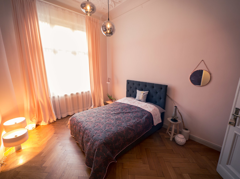 Пример оригинального дизайна: спальня в стиле фьюжн с розовыми стенами